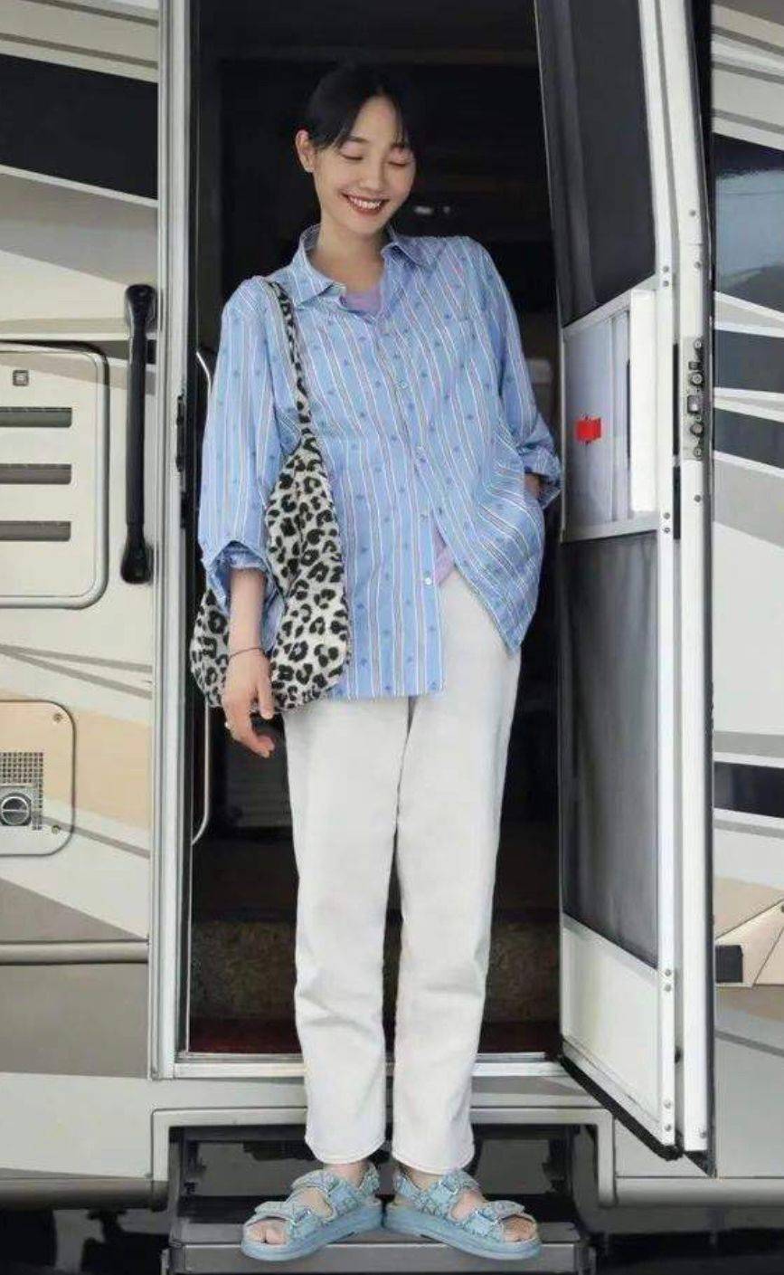 白百何的新剧造型太时髦 其实她的私服穿搭 才是舒适又高级 条纹 剧中 衬衫