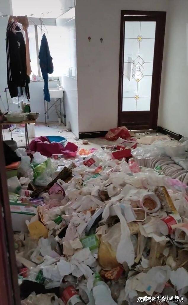 河南:女子租房8个月,满屋垃圾被房东赶走,"没见过这么脏的"_屋子里