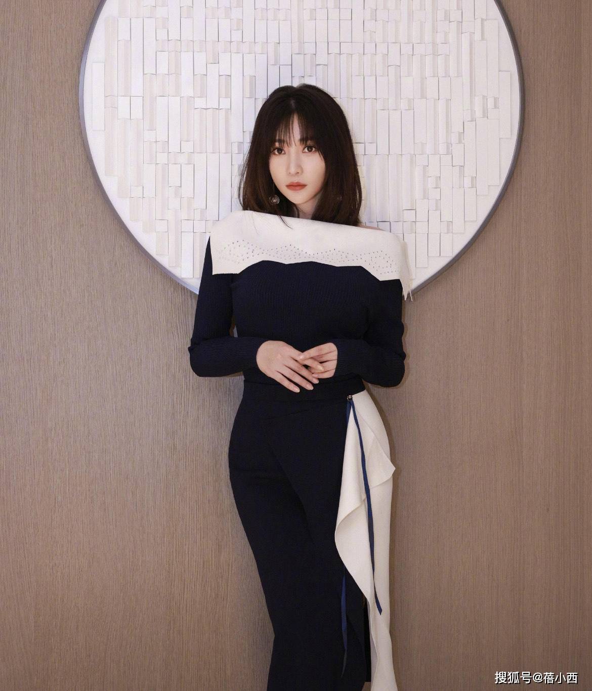 卫衣 “柳岩”终于换风格,卫衣配牛仔裤走机场,超减龄