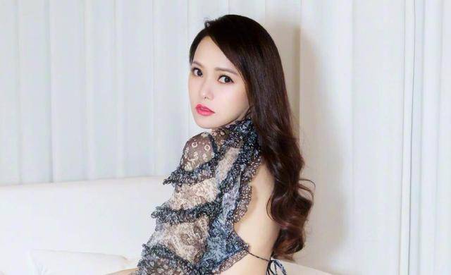 女神伊能静才是行走种草机，52岁皮肤白嫩没斑，护肤真的有“诀窍”