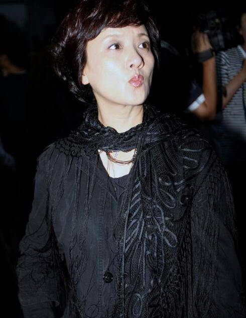 黑衣 邓婕入秋穿搭真有品位，黑衣配白裙气质优雅，流苏围巾更添高级感