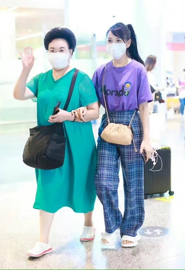 状态伊能静终于认老了！穿“大妈”外套配奶奶裤，这才是53岁真实模样