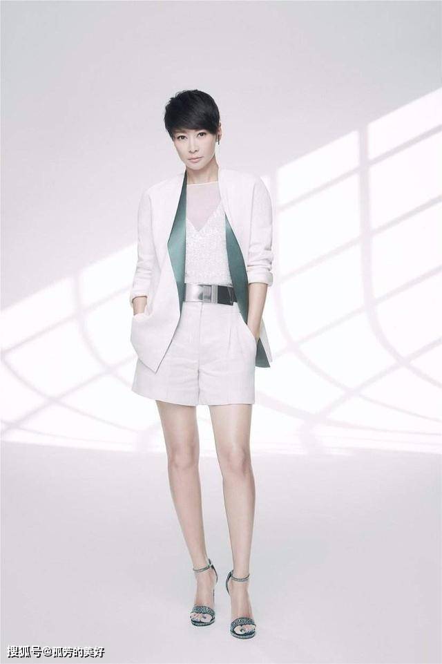 黑色 梁静满头银丝,穿白色成套西装,气场盖过身高190的老公管虎