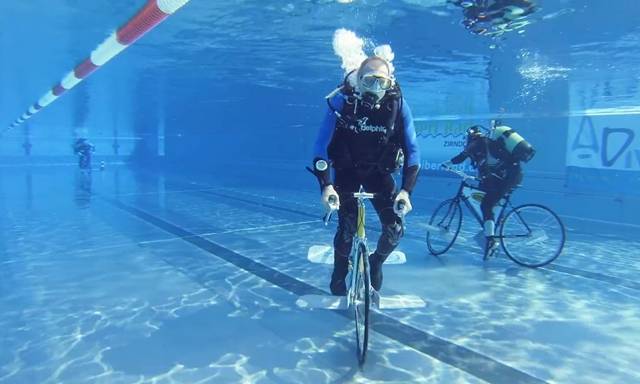原创世界上最奇葩的比赛戴着氧气瓶在水底骑自行车能骑得动吗