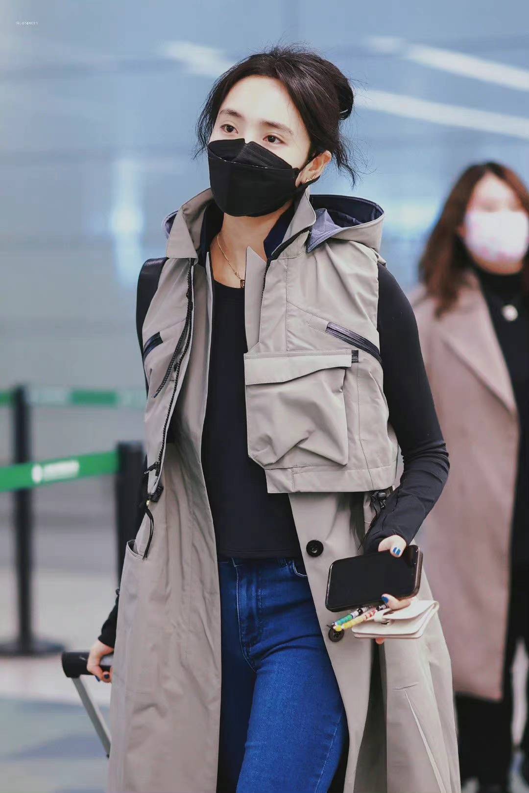 王紫璇身穿驼色长款风衣现身机场超长美腿穿出满满好身材
