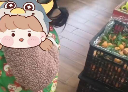 因为|4岁萌娃“偷拿”零食被发现，爸爸的做法值得深思，网友：教得好