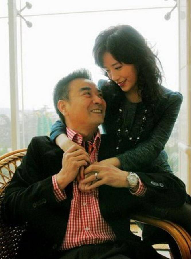 原创演员岳跃利前妻为事业放弃婚姻小11岁娇妻为我洗手做羹汤