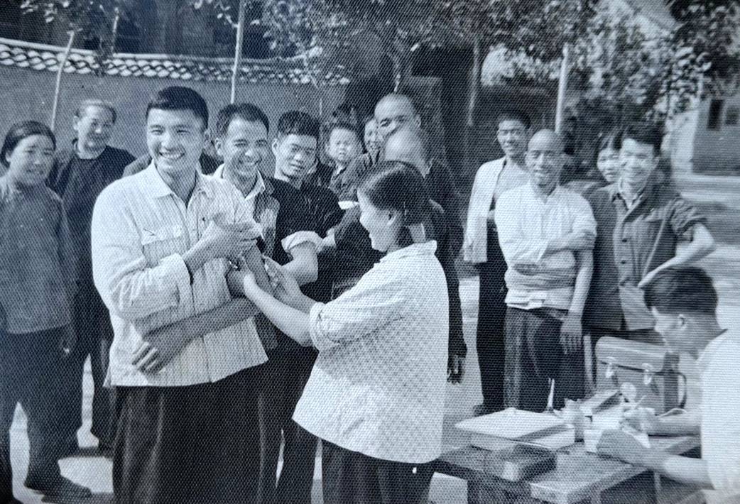 沈阳|旧货摊买相册：这么宝贵东西怎流入古玩市场，能帮它们找到主人吗