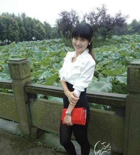 配饰被这位60岁法国奶奶圈粉,年过半百活力四射,穿衣得体,坐姿撩人