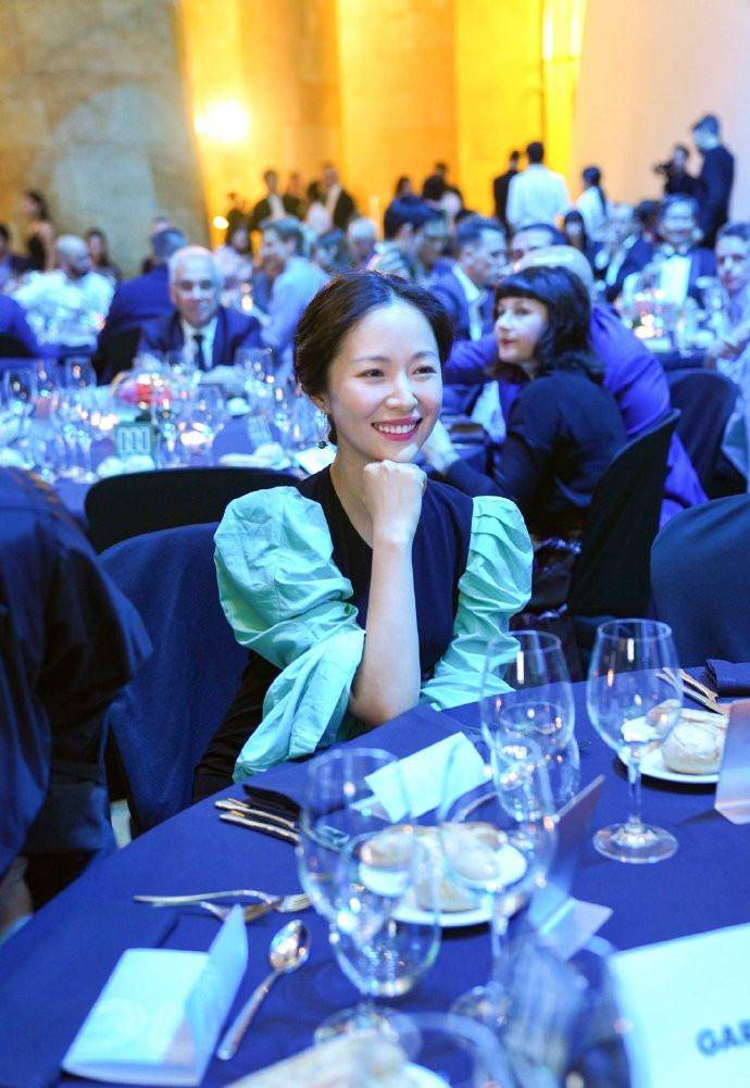 黑色 36岁江一燕真有勇气！领建筑大师奖撞衫31岁刘雯，美得不相上下