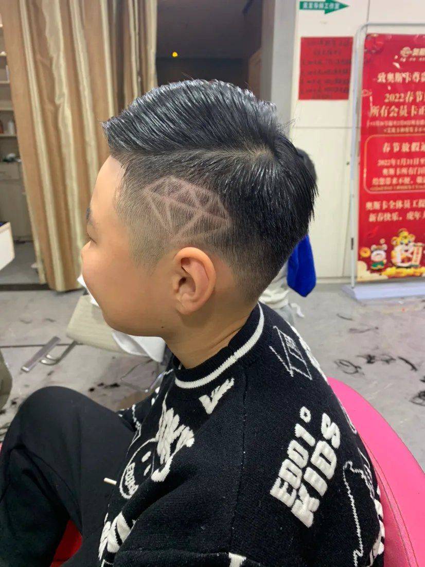 刻痕最帅小男孩发型来了,剪完很有型,适合大多数小男孩