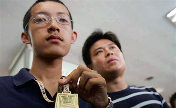 中德天才的反差人生 当年奥数比赛 一个获诺奖 他却当了和尚 柳智宇 数学 孩子