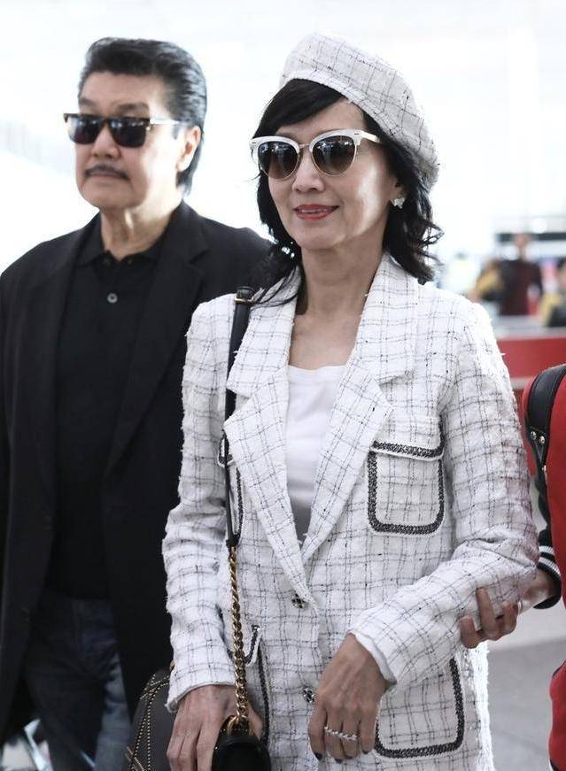 套装 65岁赵雅芝机场玩下衣失踪风，白色贝雷帽引领时尚少女感扑面而来
