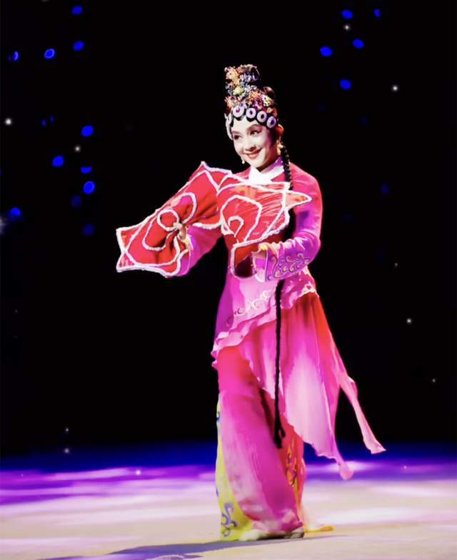 64岁王小燕重跳春晚舞蹈小辣椒身形优美网友盛赞风采依旧