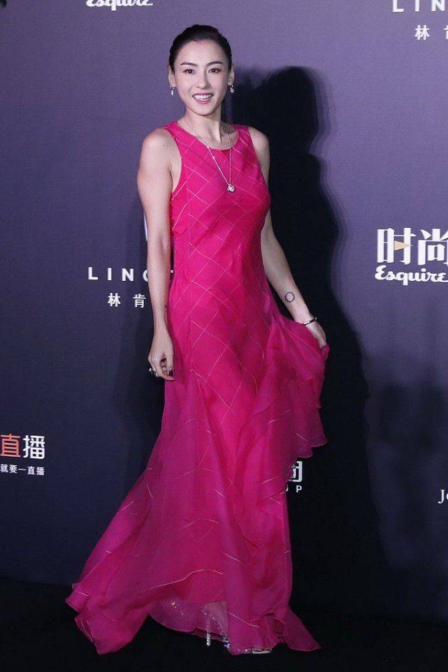 黑金 张柏芝的造型还挺成熟的，身穿黑金格子西装裙，哪像80后