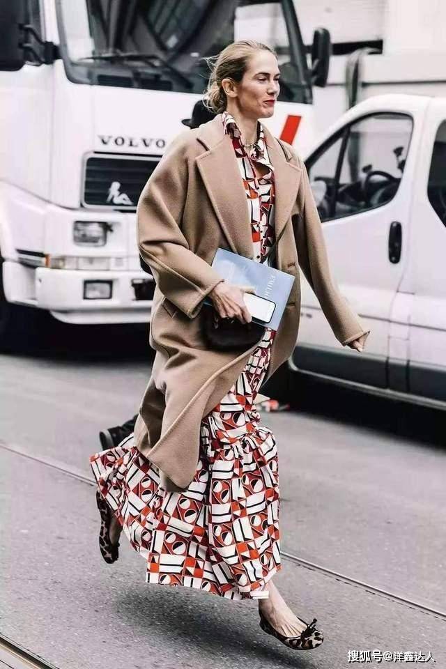整体 寒风中的斗士！孟晚舟穿丝绒裙不惧低温，光腿踩高跟鞋优雅从容
