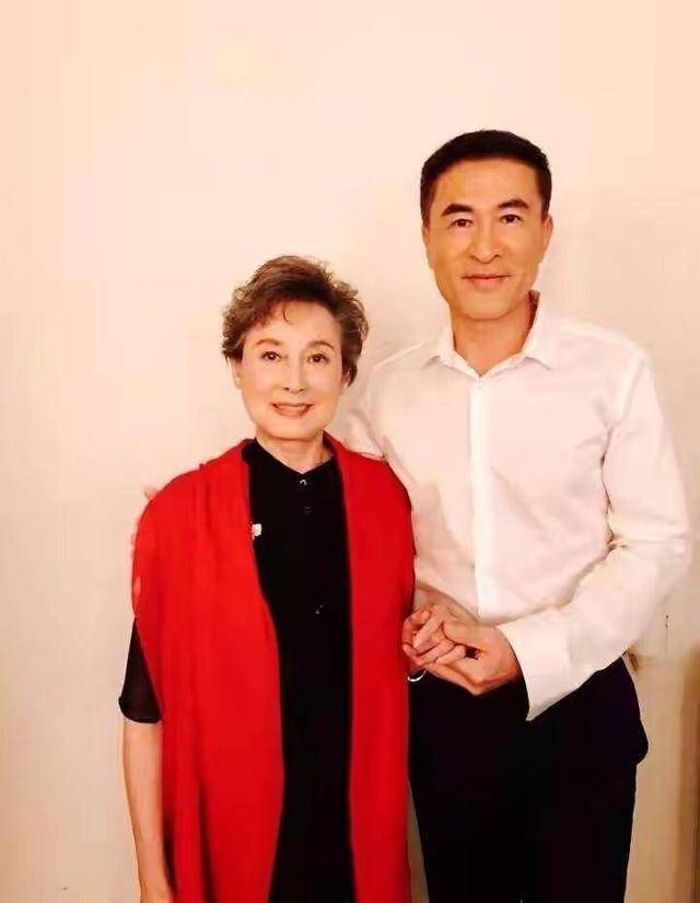 黑色 83岁向梅美了一辈子，黑裙配红围巾端庄大气，好气质让人羡慕