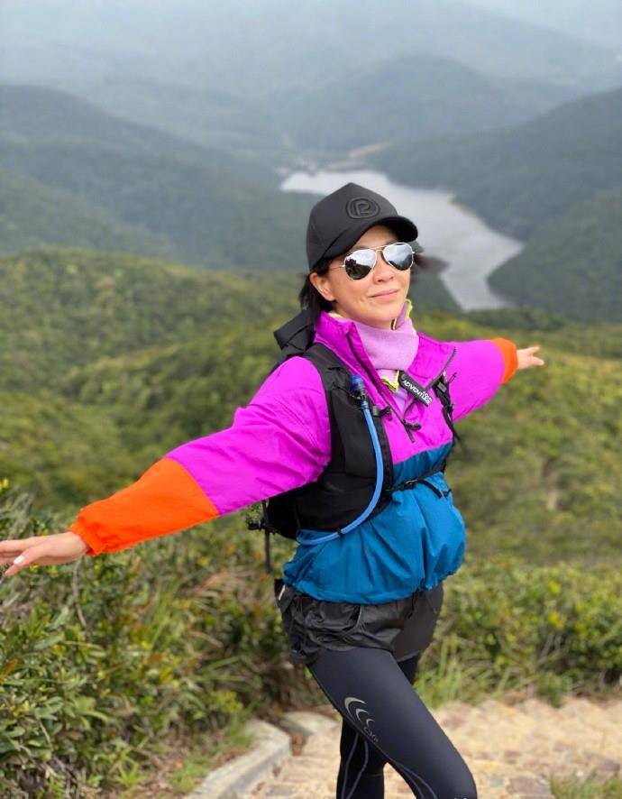 黑色 54岁刘嘉玲真够拼，穿紧身裤挑战登山，这双“小鸟腿”60后里少有