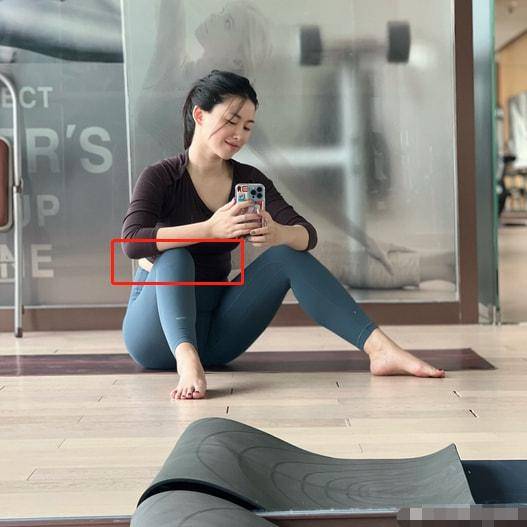 原创37岁朱珠晒素颜健身照穿紧身衣勒出腰部赘肉单手撑地面色通红