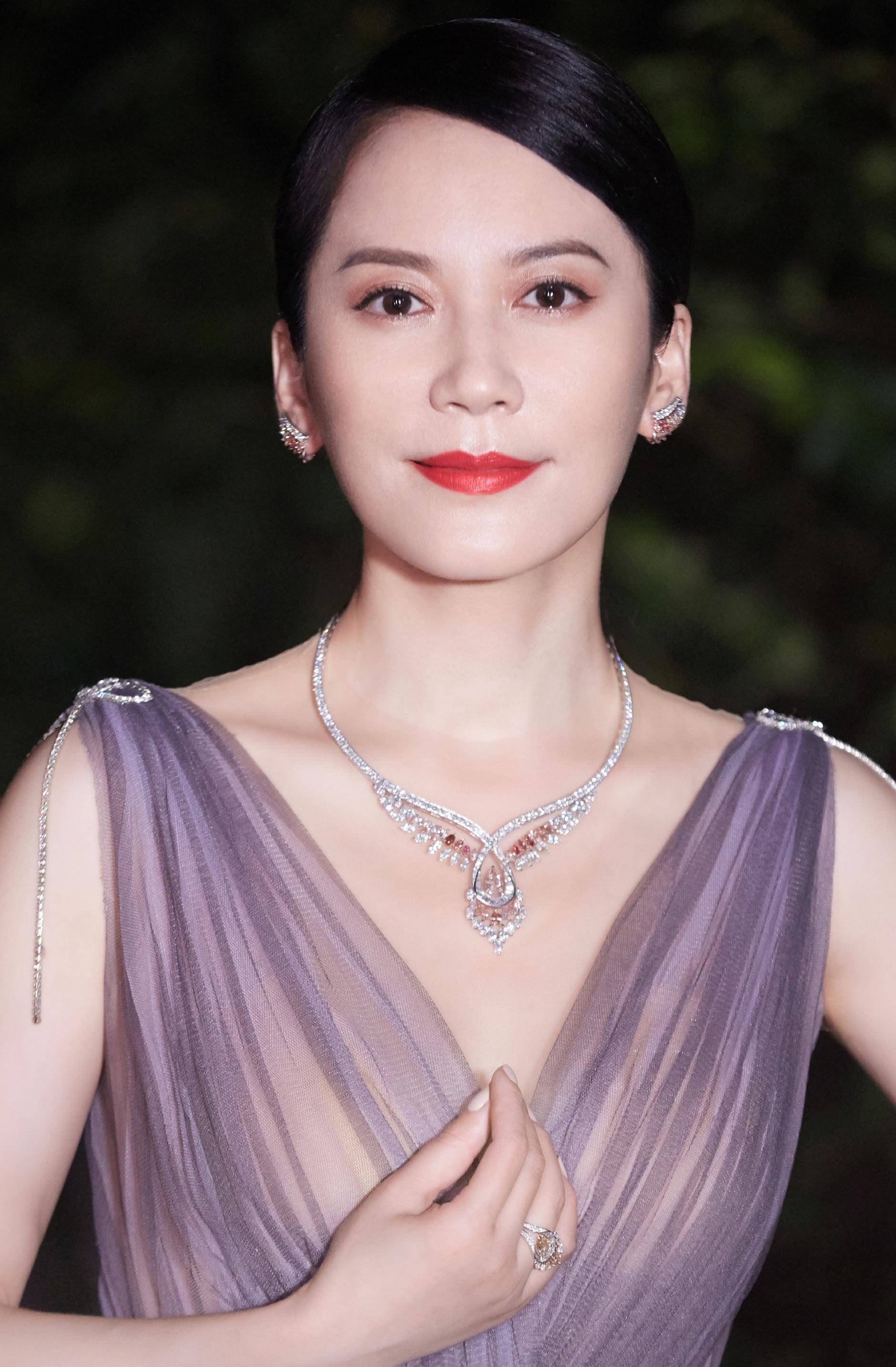 50岁俞飞鸿,依旧年轻貌美性感迷人,不愧是"惊鸿仙子"!_娱乐_明星_观众