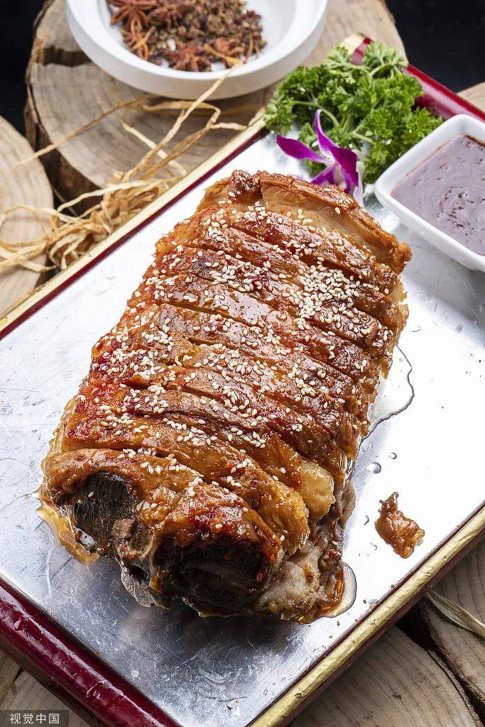 烤羊背牧民宰羊时羊杂,羊血也不会浪费心,肝,肺(三红)肠,肚,头蹄肉(三
