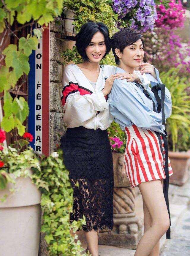 羊羔 54岁陈法蓉打扮好年轻，学00后穿羊羔毛外套，俏皮短发更减龄