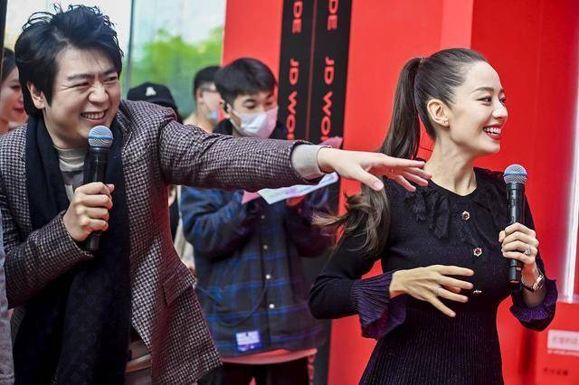 设计|吉娜太爱美了！怀孕后还穿紧身裙秀身材，一脸浓妆与郎朗合奏钢琴