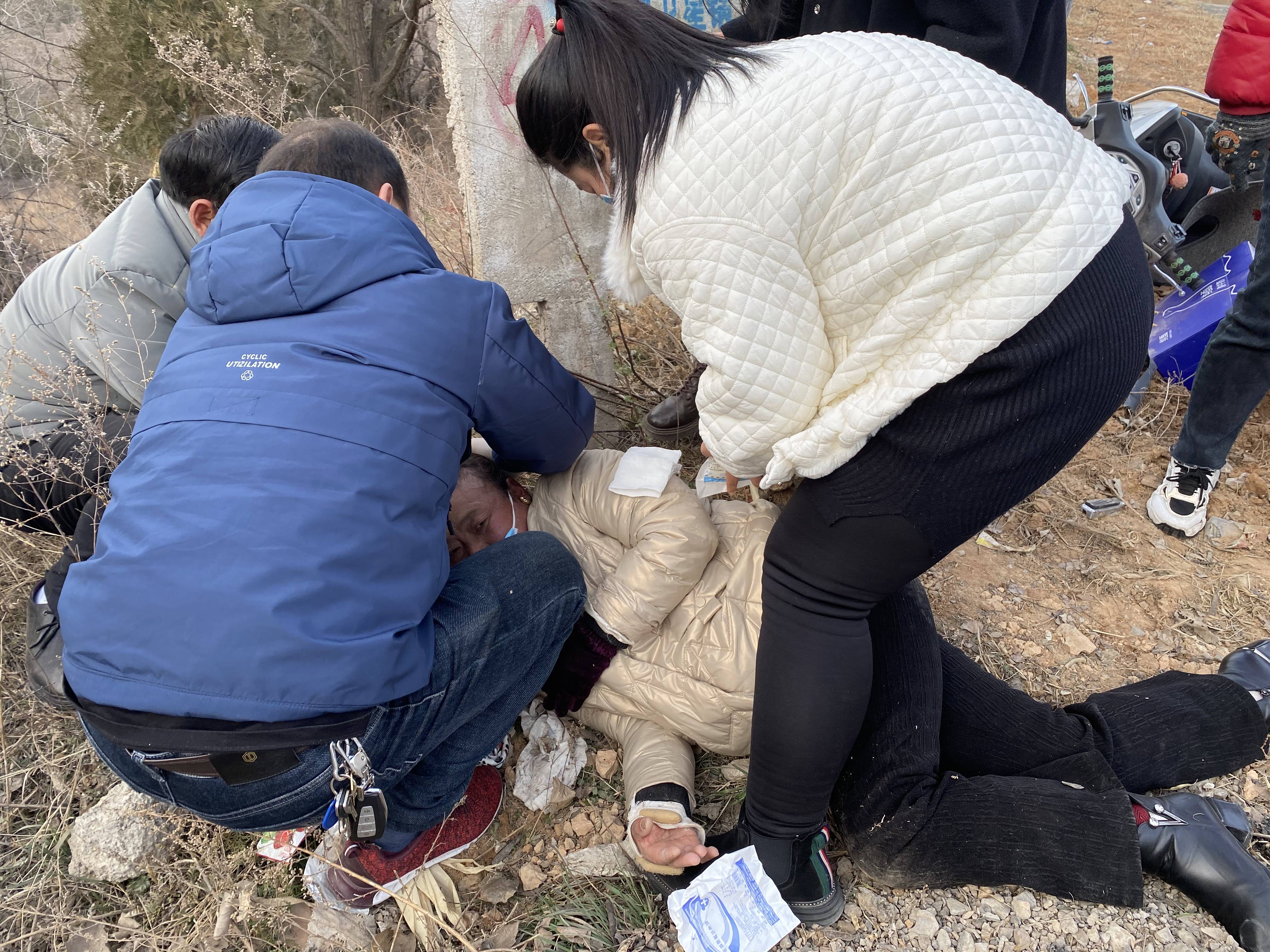 暖心点赞河南省灵宝市医务人员路遇陌生车祸伤者勇敢施救