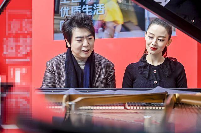 设计|吉娜太爱美了！怀孕后还穿紧身裙秀身材，一脸浓妆与郎朗合奏钢琴