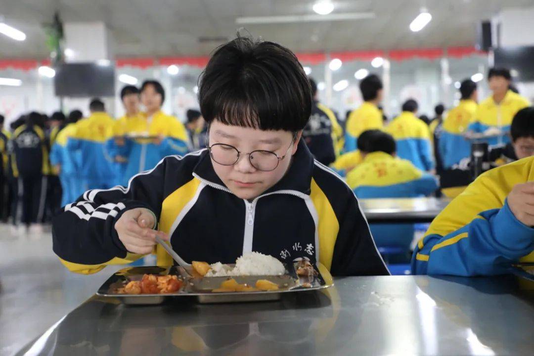 安平志臻温暖不惧山海阻食堂与学生间情深似海长