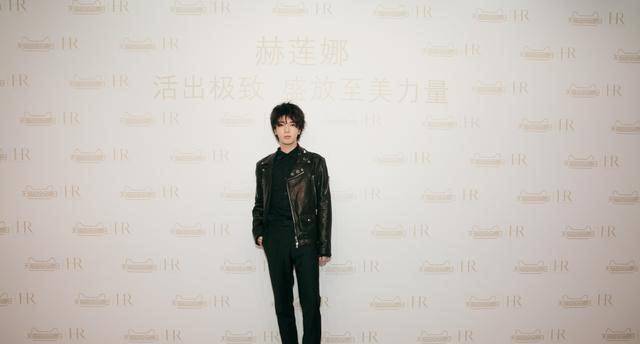 个性 华晨宇《歌手》节目录制照，叠穿流苏牛仔外套，帅气又不失个性