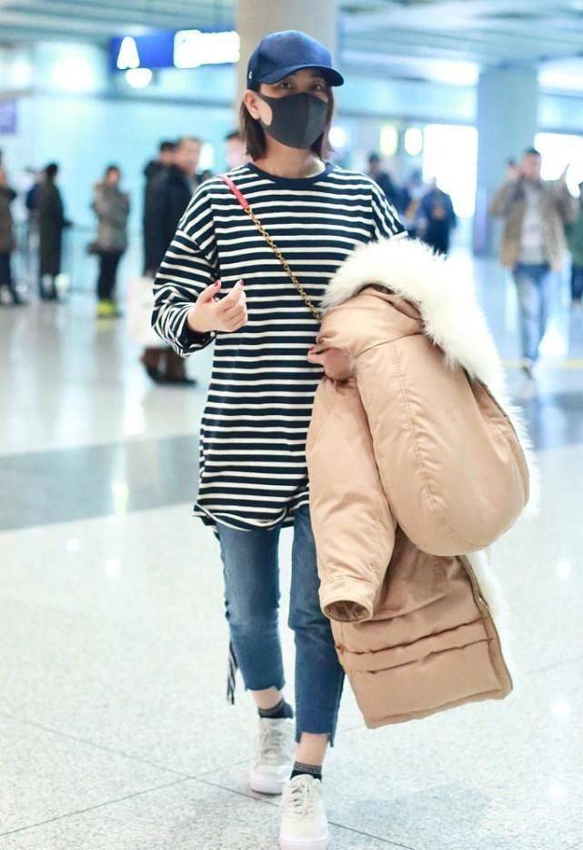 马苏 马苏这造型挺有个性的,穿着斑马纹短裙秀身材,但发型意外的复古