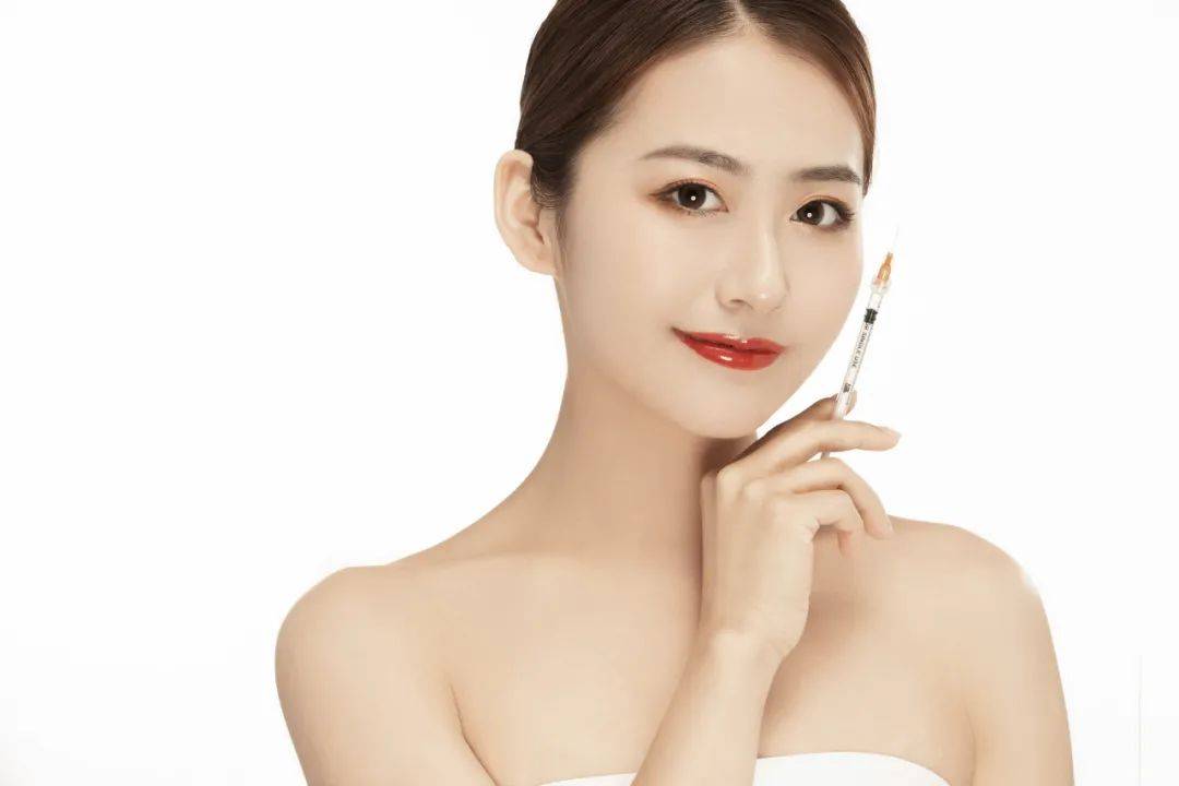 科普医美科普 | 如何才能避免自体脂肪填充面部“馒化”和不自然问题？