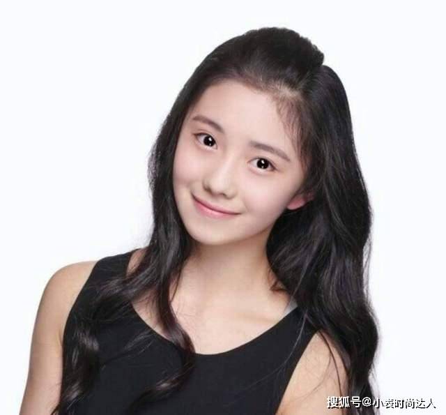 轮廓新任谋女郎背景强悍,晒素颜生图不惧怼脸拍,满满胶原蛋白好清纯