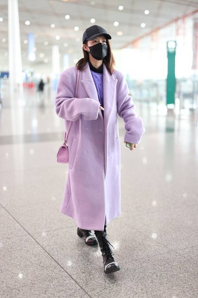 小富 李沁成功解锁“小富婆”造型,穿立领白色半长大衣,太潇洒了