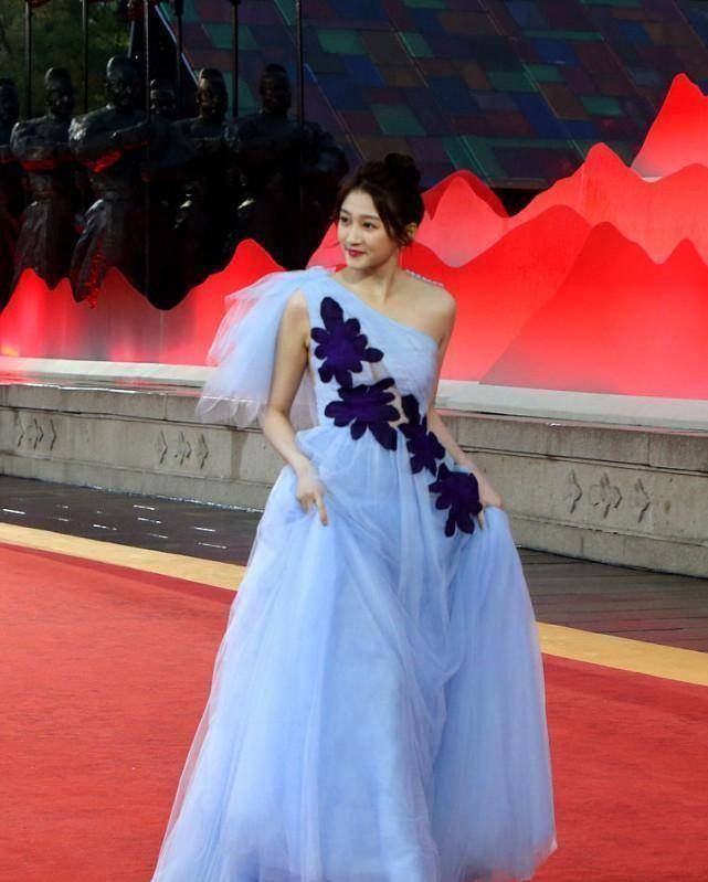 Buu 我真搞不懂，身高172体重90斤的关晓彤，为啥穿衣服这么显壮