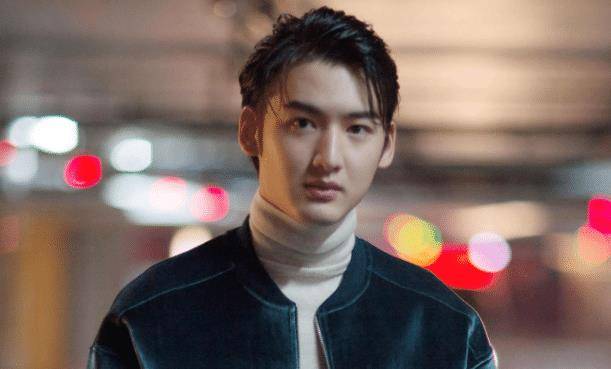 陈鹏万里虽然出身普通,却一直很努力,在演员里面特别优秀