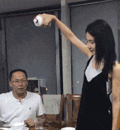 蚕蛹搞笑GIF趣图:这家里是有矿吧,养了这么多狗子