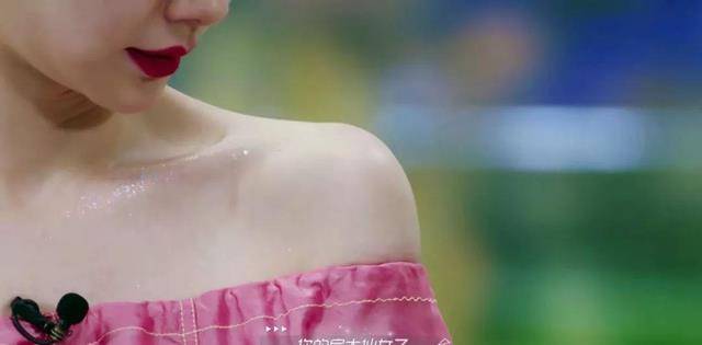 假发女明星为了美也太拼了，假头发假指甲不算什么，“假皮肤”才真狠
