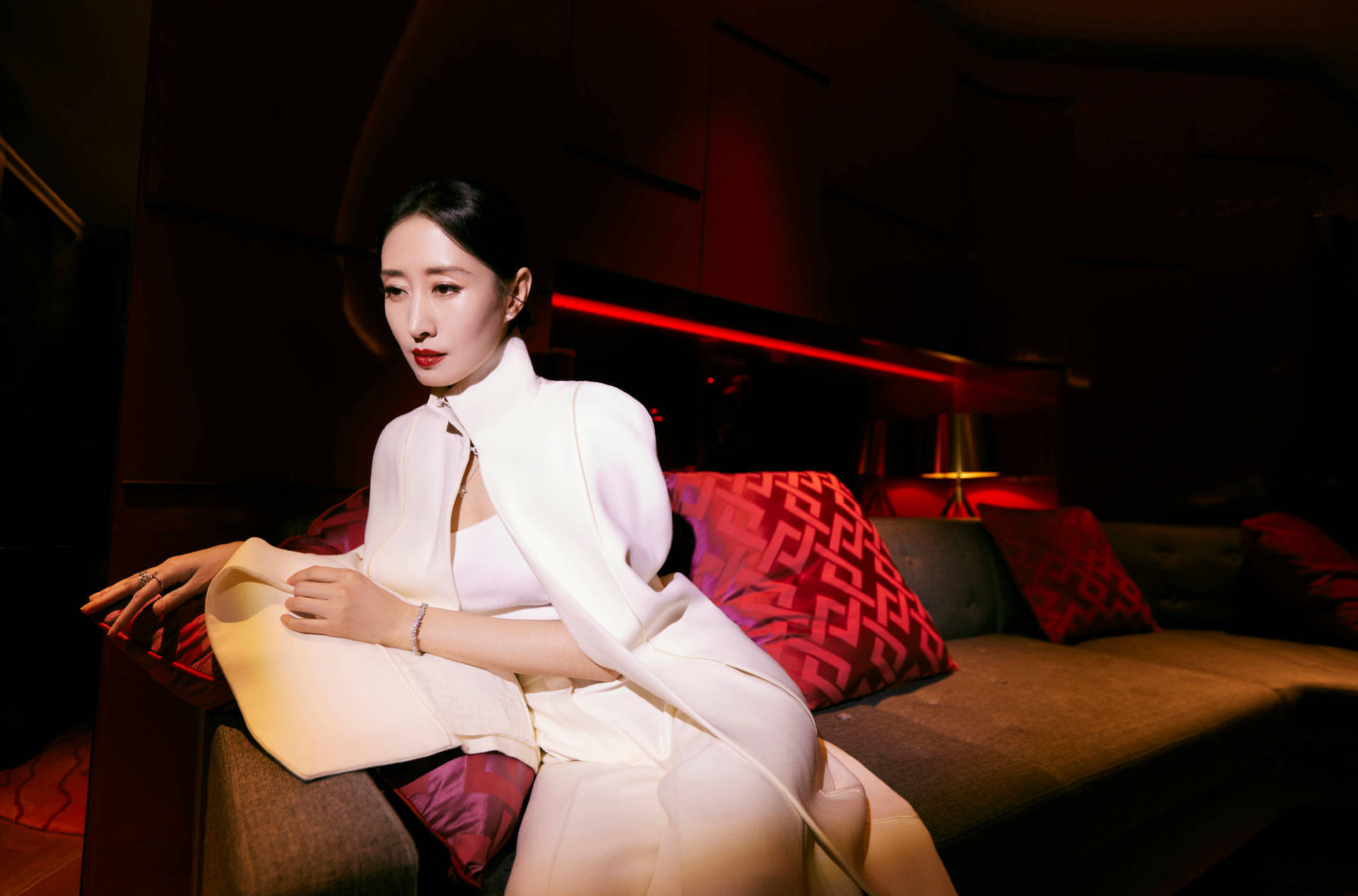 3月3日,刘敏涛工作室分享了参加线下活动的造型美照,刘敏涛穿白色套装