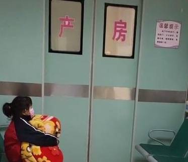 小视频|山东小女孩抱被子在产房外等妈妈，网友：一点都不贴心，只有心疼