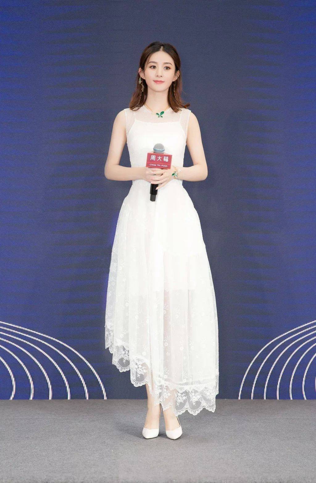 长发 赵丽颖高调回归,身穿白色连衣裙清新淡雅气质好,蓄起长发更温柔