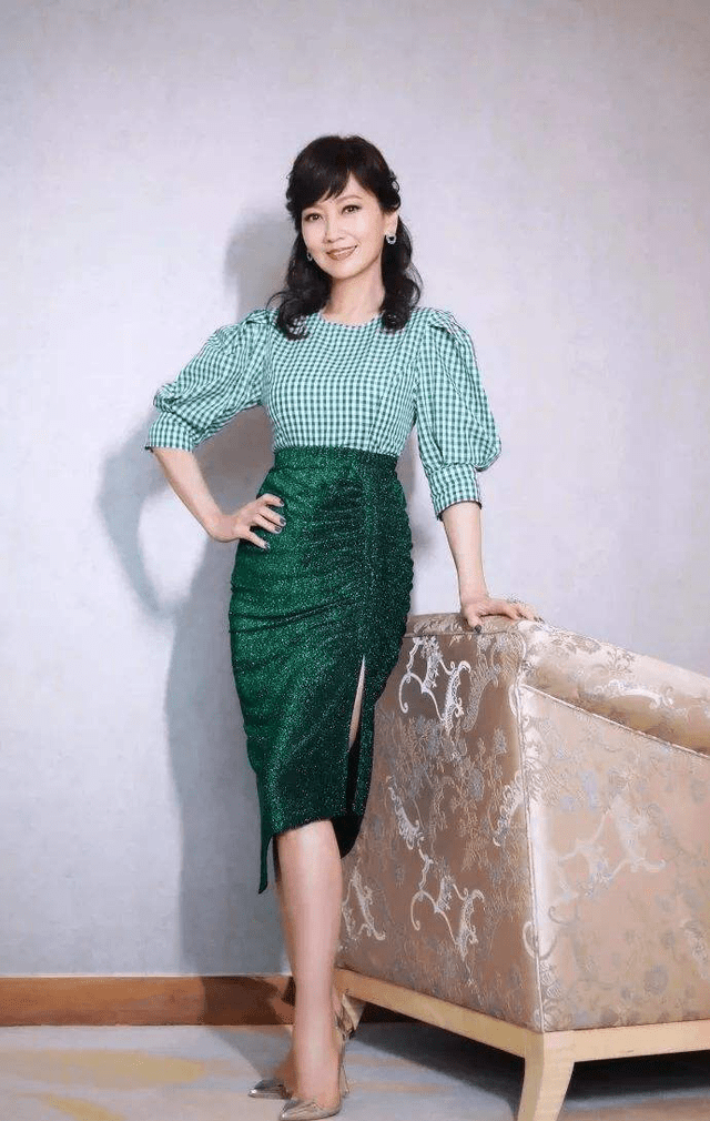 宫廷风 都是60岁大妈年纪，倪萍穿西装提气场，赵雅芝爱穿裙子秀女人味