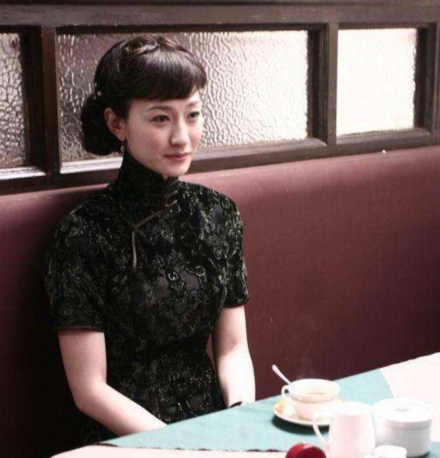 原创李小冉新剧开机穿旗袍配奶奶头典雅端庄同框高圆圆像两代人