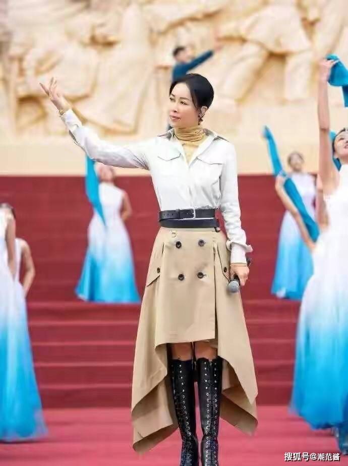 整体 那英还是适合气质型穿搭,和小25岁新生女星同框状态丝毫不输