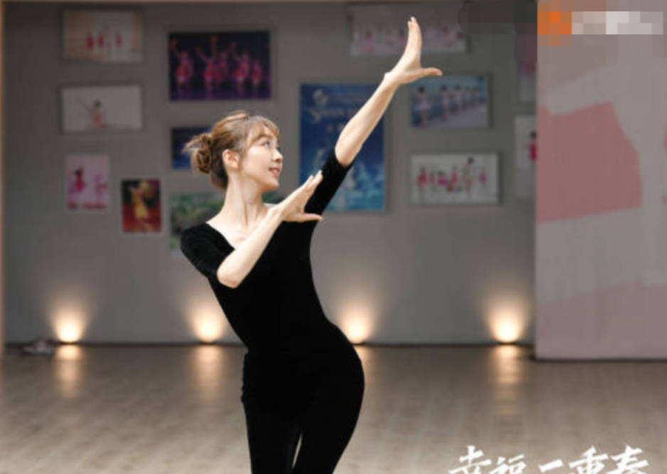 原创36岁姜妍亲自送妹妹出嫁在台上讲话泪流满面穿着朴素不抢风头