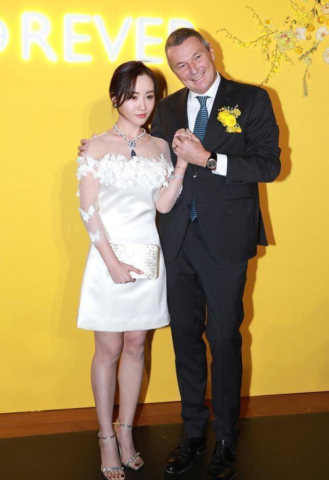 服装 杨蓉的美外国人看了也喜欢,与外国老头牵手拍照,穿得像清纯仙子