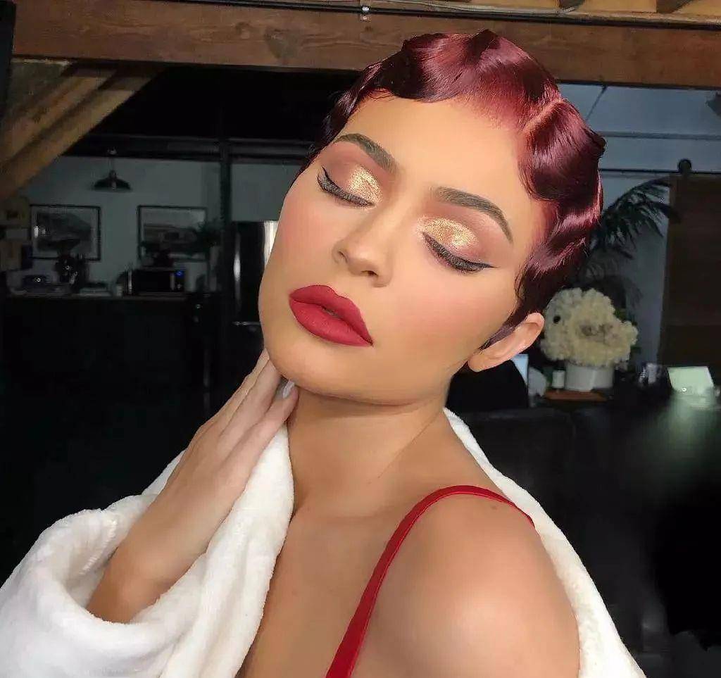 The明星扎堆建品牌,斯嘉丽·约翰逊创办护肤品The Outset