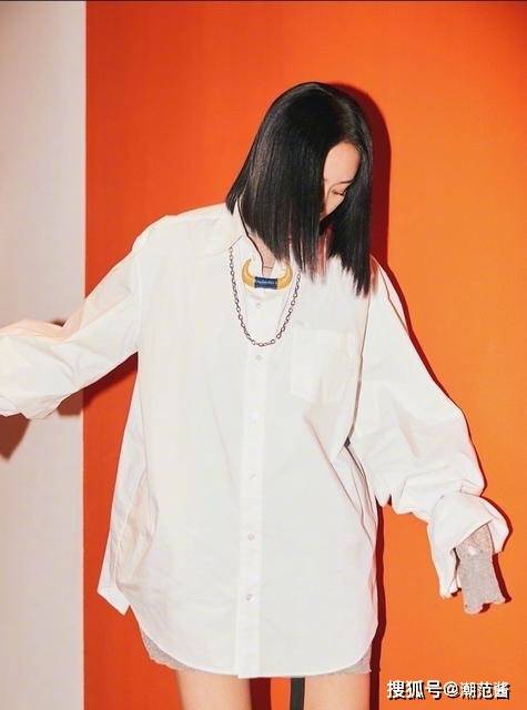 整体 那英还是适合气质型穿搭，和小25岁新生女星同框状态丝毫不输