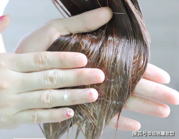 方法头发毛躁用护发素可以改善吗？多久用一次好？怎么用效果好？